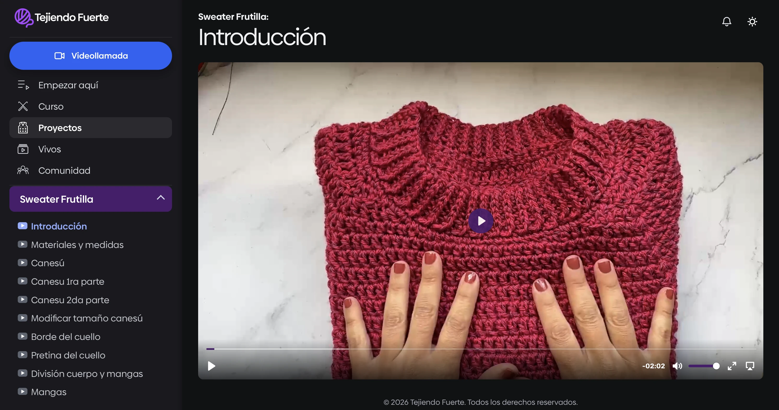 Vista en modo oscuro de la sección Proyectos de Tejiendo Fuerte, con la introducción de Sweater Frutilla.
